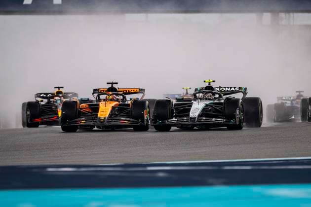 F1 - MIAMI GRAND PRIX 2025 81 PIASTRI Oscar (aus), McLaren F1 Team MCL39, 12 KIMI ANTONELLI Andrea (ita), Mercedes AMG F1 Team W16, action during start of the race, sprint race during the Formula 1 Crypto.com Miami Grand Prix 2025, 6th round of the 2025 FIA Formula One World Championship, WM, Weltmeisterschaft from May 2 to 4, 2025 on the Miami International Autodrome, in Miami Gardens, Florida, United States of America - Miami GardensUnited States Copyright: xCharlyxLopezx