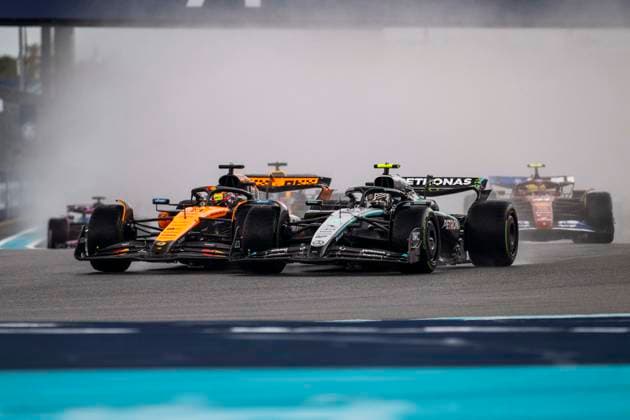 F1 - MIAMI GRAND PRIX 2025 81 PIASTRI Oscar (aus), McLaren F1 Team MCL39, 12 KIMI ANTONELLI Andrea (ita), Mercedes AMG F1 Team W16, action during start of the race, sprint race during the Formula 1 Crypto.com Miami Grand Prix 2025, 6th round of the 2025 FIA Formula One World Championship, WM, Weltmeisterschaft from May 2 to 4, 2025 on the Miami International Autodrome, in Miami Gardens, Florida, United States of America - Miami GardensUnited States Copyright: xCharlyxLopezx