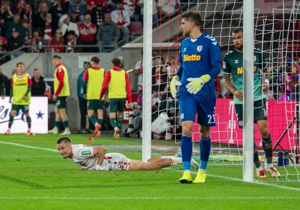 Tim Lemperle 1 FC Koeln, 19 misses the lead for 1 FC Köln 1 FC Köln SSV Jahn Regensburg, 03 05 2025 Football, 2 Bundesliga, RheinEnergieStadion Köln DFL regulations prohibit any use of photographs as image sequences and or quasi video Copyright: HMBxMedia xMarcoxBader