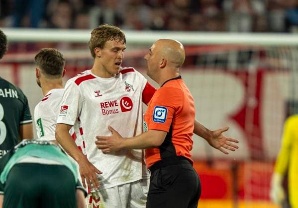 Timo Huebers 1 FC Koeln, 4 in conversation with Nicolas Winter DFB Referee, Hagenbach 1 FC Köln SSV Jahn Regensburg, 03 05 2025 Football, 2 Bundesliga, RheinEnergieStadion Köln DFL regulations prohibit any use of photographs as image sequences and or quasi video Copyright: HMBxMedia xMarcoxBader