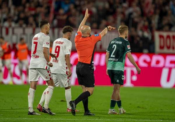 Nicolas Winter DFB referee, Hagenbach indicates VAR offside after video study 1 FC Köln SSV Jahn Regensburg, 03 05 2025 Football, 2 Bundesliga, RheinEnergieStadion Köln DFL regulations prohibit any use of photographs as image sequences and or quasi video Copyright: HMBxMedia xMarcoxBader