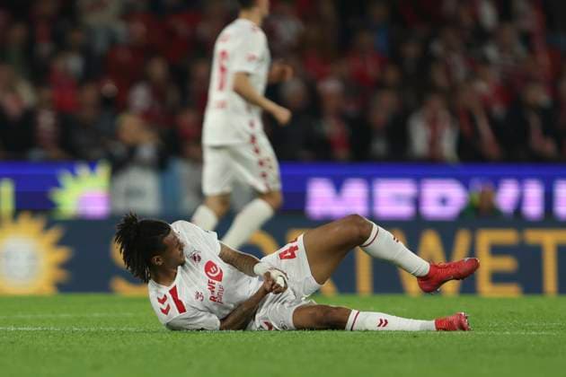 Damion Downs 1 FC Koeln injured on the ground during the 2 Bundesliga match between 1 FC Köln and Jahn Regensburg at RheinEnergieStadion on May 03, 2025 in Cologne, Germany Photo by Oliver Kaelke DeFodi Images Damion Downs 1 FC Koeln injured on the ground during the 2 Bundesliga match between 1 FC Köln and Jahn Regensburg at RheinEnergieStadion on May 3, 2025 in Cologne, Germany Photo by Oliver Kaelke DeFodi Images DFB DFL REGULATIONS PROHIBIT ANY USE OF PHOTOGRAPHS AS IMAGE SEQUENCES AND OR QUASI VIDEO Photo by Oliver Kaelke DeFodi Images