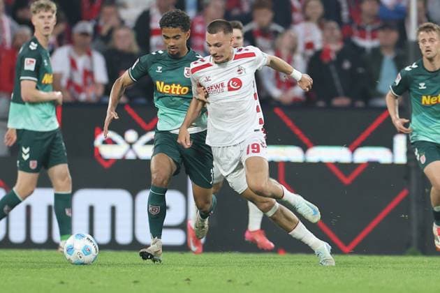 GER, 2 FBL, 1 FC Koeln vs SSV Jahn Regensburg 03 05 2025, Rheinenergie Stadion, Koeln, GER, 2 FBL, 1 FC Koeln vs SSV Jahn Regensburg, in the picture running duel Bryan Hein Regensburg 3 , in a duel against Tim Lemperle FC Koeln 19 , nordphotoxGmbHx xMeuter nph00351