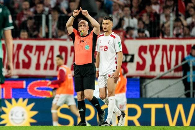 2 Soccer Bundesliga 1 FC Köln SSV Jahn Regensburg 03 05 2025 Referee Nicolas Winter checks, video evidence 2 Soccer Bundesliga, 1 FC Köln SSV Jahn Regensburg, Cologne, Rheinenergiestadion on 03 05 2025 DFL REGULATIONS PROHIBIT ANY USE OF PHOTOGRAPHS AS IMAGE SEQUENCES AND OR QUASI VIDEO Copyright: xBEAUTIFULxSPORTS Wunderlx