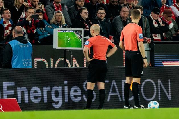 2 Fußball Bundesliga 1 FC Köln SSV Jahn Regensburg 03 05 2025 Referee Nicolas Winter on video evidence 2 Fußball Bundesliga, 1 FC Köln SSV Jahn Regensburg, Köln, Rheinenergiestadion am 03 05 2025 DFL REGULATIONS PROHIBIT ANY USE OF PHOTOGRAPHS AS IMAGE SEQUENCES AND OR QUASI VIDEO Copyright: xBEAUTIFULxSPORTS Wunderlx