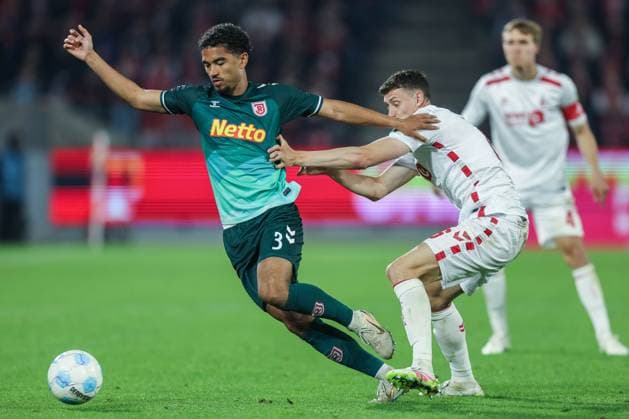 Soccer 2 Bundesliga 32 Matchday 1 FC Köln SSV Jahn Regensburg on 03 05 2025 at RheinEnergieStadion in Cologne Bryan Hein Regensburg , left Eric Martel Köln , right DFL regulations prohibit any use of photographs as image sequences and or quasi video xJRx