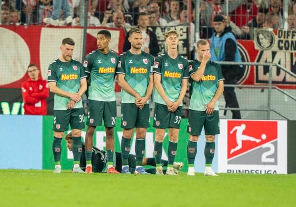 Defense at SSV Jahn Regensburg Here, the wall is being built during a free kick 1 FC Köln SSV Jahn Regensburg, 03 05 2025 Football, 2 Bundesliga, RheinEnergieStadion Köln DFL regulations prohibit any use of photographs as image sequences and or quasi video Copyright: HMBxMedia xMarcoxBader