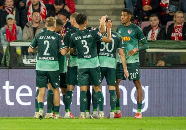 SSV Jahn Regensburg celebrating the goal for 1 1 1 FC Köln SSV Jahn Regensburg, 03 05 2025 Football, 2 Bundesliga, RheinEnergieStadion Köln DFL regulations prohibit any use of photographs as image sequences and or quasi video Copyright: HMBxMedia xMarcoxBader