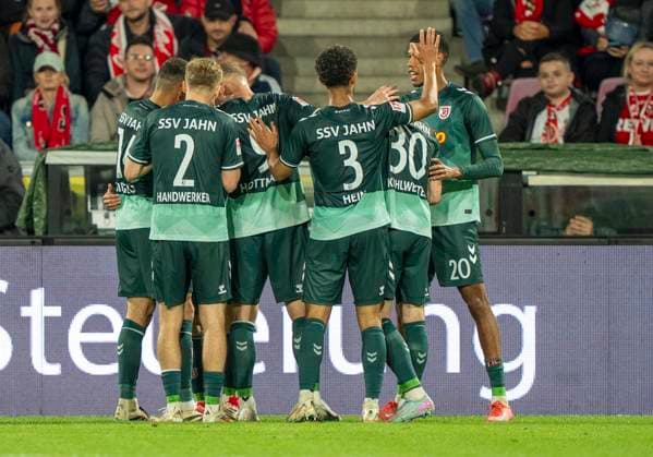 SSV Jahn Regensburg celebrating the goal for 1 1 1 FC Köln SSV Jahn Regensburg, 03 05 2025 Football, 2 Bundesliga, RheinEnergieStadion Köln DFL regulations prohibit any use of photographs as image sequences and or quasi video Copyright: HMBxMedia xMarcoxBader