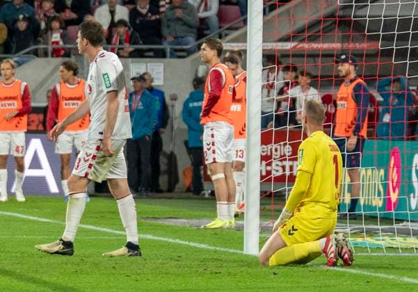 Marvin Schwaebe 1 FC Koeln, 1 and Dominique Heintz 1 FC Koeln, 3 are disappointed about the goal conceded 1 FC Köln SSV Jahn Regensburg, 03 05 2025 Football, 2 Bundesliga, RheinEnergieStadion Köln DFL regulations prohibit any use of photographs as image sequences and or quasi video Copyright: HMBxMedia xMarcoxBader