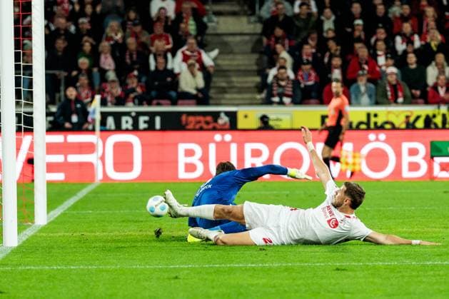 2 Soccer Bundesliga 1 FC Köln SSV Jahn Regensburg 03 05 2025 duel Julian Pollersbeck SSV Jahn Regensburg, 23 , Imad Rondic 1 FC Köln, 27 2 Soccer Bundesliga, 1 FC Köln SSV Jahn Regensburg, Köln, Rheinenergiestadion am 03 05 2025 DFL REGULATIONS PROHIBIT ANY USE OF PHOTOGRAPHS AS IMAGE SEQUENCES AND OR QUASI VIDEO Copyright: xBEAUTIFULxSPORTS Wunderlx