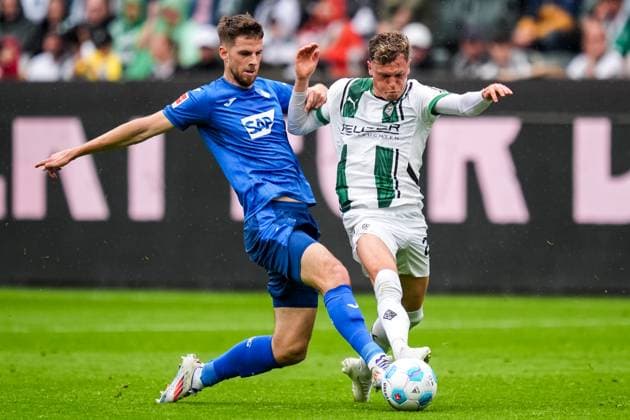 MOENCHENGLADBACH, GERMANY - MAY 3: Anton Stach of TSG 1899 Hoffenheim and Robin Hack of Borussia Monchengladbach battle for the ball during the Bundesliga match between Borussia MÃ¶nchengladbach and TSG 1899 Hoffenheim at Borussia-Park on May 3, 2025 in Moenchengladbach, Germany. (Photo by Rene Nijhuis) SPO  Copyright: xRenexNijhuis