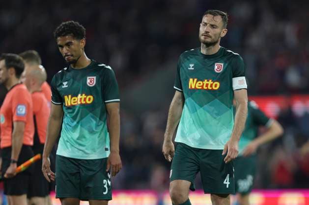 Bryan Hein SSV Jahn Regensburg and Florian Ballas SSV Jahn Regensburg looks dejected during the 2 Bundesliga match between 1 FC Köln and Jahn Regensburg at RheinEnergieStadion on May 03, 2025 in Cologne, Germany, Germany Photo by Oliver Kaelke DeFodi Images Bryan Hein SSV Jahn Regensburg and Florian Ballas SSV Jahn Regensburg looks dejected during the 2 Bundesliga match between 1 FC Köln and Jahn Regensburg at RheinEnergieStadion on May 3, 2025 in Cologne, Germany Photo by Oliver Kaelke DeFodi Images DFB DFL REGULATIONS PROHIBIT ANY USE OF PHOTOGRAPHS AS IMAGE SEQUENCES AND OR QUASI VIDEO Photo by Oliver Kaelke DeFodi Images