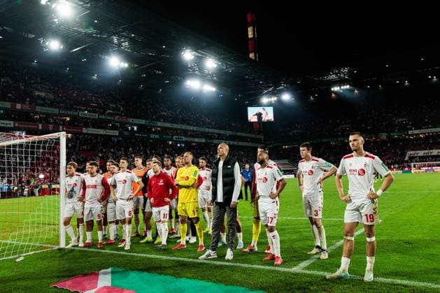 2 Fußball Bundesliga 1 FC Köln SSV Jahn Regensburg 03 05 2025 The players of 1 FC Köln in front of the curve, frustrated, sad, dejected 2 Fußball Bundesliga, 1 FC Köln SSV Jahn Regensburg, Köln, Rheinenergiestadion am 03 05 2025 DFL REGULATIONS PROHIBIT ANY USE OF PHOTOGRAPHS AS IMAGE SEQUENCES AND OR QUASI VIDEO Copyright: xBEAUTIFULxSPORTS Wunderlx