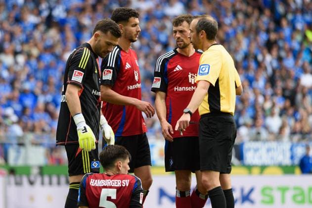 Referee Patrick Alt with players of Hamburger SV during the 2. Bundesliga match between SV Darmstadt 98 and Hamburger SV at Stadion am Böllenfalltor, Darmstadt, Germany. (Sven Beyrich SPP)  Copyright: xSvenxBeyrich SPPx spp-en-SvBe-20250503-D4S_0973