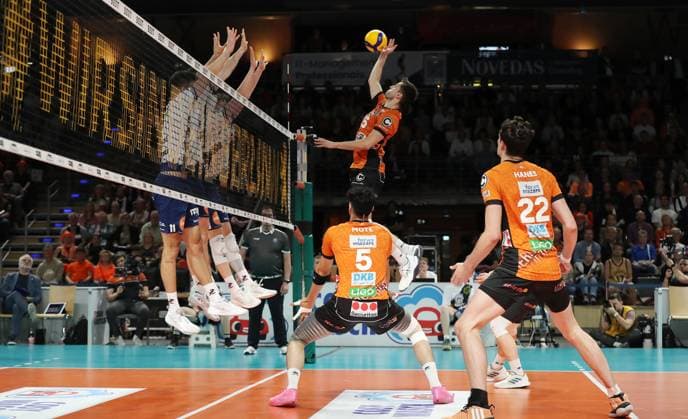 Xander Ketrzynski, Theo Mohwinkel, Moritz Reichert in attack, Nehemiah Mote, Jake Hanes duel Match Scene Action Sport Volleyball Bundesliga Mens Play Off Final 3 Match Season 2024 2025 03 05 2025 BR Volleys Berlin BRV vs SVG Lüneburg
