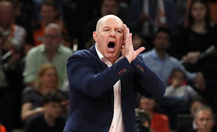 Coach Joel Banks gives instructions Upper body action Sport Volleyball Bundesliga Mens Play Off Final 3 Match Season 2024 2025 03 05 2025 BR Volleys Berlin BRV vs SVG Lüneburg