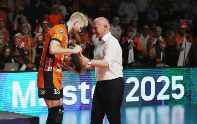 Mayor Kai Wegner presents championship trophy to Ruben Schott, Berlin Recycling Volleys team are German champions Cheers Emotion Joy Award ceremony Sport Volleyball Bundesliga Mens Play Off Final 3 Match Season 2024 2025 03 05 2025 BR Volleys Berlin BRV vs SVG Lüneburg