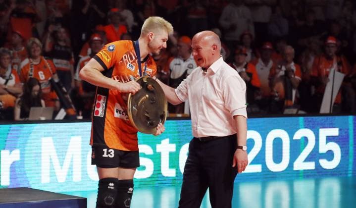 Mayor Kai Wegner presents championship trophy to Ruben Schott, Berlin Recycling Volleys team are German champions Cheers Emotion Joy Award ceremony Sport Volleyball Bundesliga Mens Play Off Final 3 Match Season 2024 2025 03 05 2025 BR Volleys Berlin BRV vs SVG Lüneburg