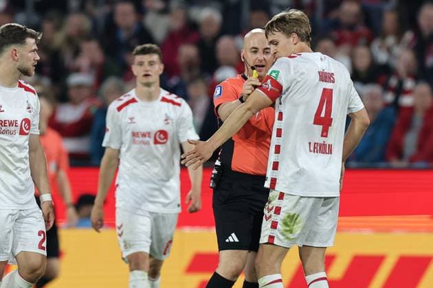 GER, 2 FBL, 1 FC Koeln vs SSV Jahn Regensburg 03 05 2025, Rheinenergie Stadion, Koeln, GER, 2 FBL, 1 FC Koeln vs SSV Jahn Regensburg, in the picture Nicolas Winter referee referee and Timo Hübers Huebers FC Koeln 4 , discussing a match scene nordphotoxGmbHx xMeuter nph00351