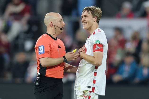 GER, 2 FBL, 1 FC Koeln vs SSV Jahn Regensburg 03 05 2025, Rheinenergie Stadion, Koeln, GER, 2 FBL, 1 FC Koeln vs SSV Jahn Regensburg, in picture Nicolas Winter Referee referee discusses with Timo Hübers Huebers FC Koeln 4 , nordphotoxGmbHx xMeuter nph00351