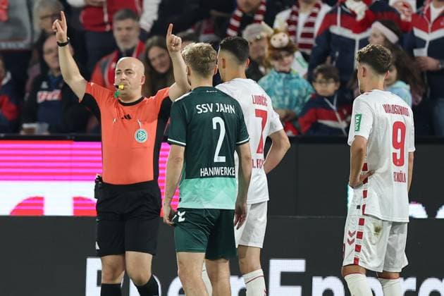 GER, 2 FBL, 1 FC Koeln vs SSV Jahn Regensburg 03 05 2025, Rheinenergie Stadion, Koeln, GER, 2 FBL, 1 FC Koeln vs SSV Jahn Regensburg, in the picture Nicolas Winter Referee referee shows the sign video evidence nordphotoxGmbHx xMeuter nph00351
