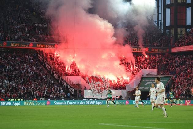 GER, 2 FBL, 1 FC Koeln vs SSV Jahn Regensburg 03 05 2025, Rheinenergie Stadion, Koeln, GER, 2 FBL, 1 FC Koeln vs SSV Jahn Regensburg, im Bild Pyrotechnik, Feuerwerk, Rauch, Gefahr, Feuer, Leuchtfeuer, Kurve, Regensburg nordphotoxGmbHx xMeuter nph00351