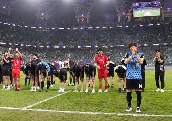 Football: AFC Champions League Elite Players of Japan s Kawasaki Frontale bow to the crowd after losing to Saudi Arabia s Al-Ahli in the AFC Champions League Elite final in Jeddah, Saudi Arabia, on May 3, 2025.  A14AA0004516118P
