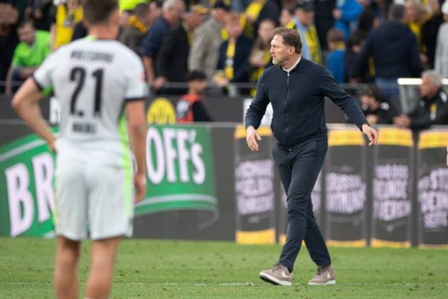 Coach Ralph HASENHUETTL Hasenhüttl, WOB goes on the pitch, enttaeuscht, enttäuscht, Enttäuschung, Enttaeuschung Fussball 1 Bundesliga, 32 Spieltag, Borussia Dortmund DO VfL Wolfsburg WOB 4 0 am 03 05 2025 in Dortmund Deutschland DFL regulations prohibit any use of photographs as image sequences and or quasi video Â
