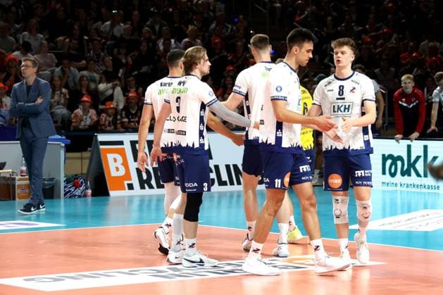 DEU, DVV, 1 VBL, BR Volleys vs Lueneburg, 03 05 2025, Max Schmeling Halle, Berlin, DEU, DVV, 1 VBL, BR Volleys vs Lueneburg, in the picture Lueneburg players circle, coach Stefan Huebner Lueneburg nordphotoxGmbHx xEngler nph00076
