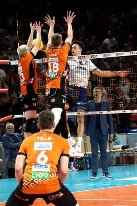 DEU, DVV, 1 VBL, BR Volleys vs Lueneburg, 03 05 2025, Max Schmeling Halle, Berlin, DEU, DVV, 1 VBL, BR Volleys vs Lueneburg, in the picture Ruben Schott BR Volleys 13 , Florian Krage BR Volleys 18 , Xander Ketrzynski Lueneburg 11 , Coach Stefan Huebner Lueneburg nordphotoxGmbHx xEngler nph00076