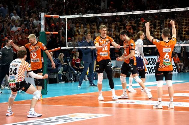 DEU, DVV, 1 VBL, BR Volleys vs Lueneburg, 03 05 2025, Max Schmeling Halle, Berlin, DEU, DVV, 1 VBL, BR Volleys vs Lueneburg, in the picture BR Volleys player circle, Kyle Dagostino BR Volleys 24 , Ruben Schott BR Volleys 13 , Florian Krage BR Volleys 18 , Moritz Reichert BR Volleys 15 , Johannes Tille BR Volleys 6 , Michael Wright Lueneburg 3 , Coach Stefan Huebner Lueneburg nordphotoxGmbHx xEngler nph00076
