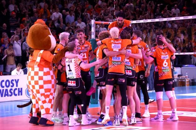 DEU, DVV, 1 VBL, BR Volleys vs Lueneburg, 03 05 2025, Max Schmeling Halle, Berlin, DEU, DVV, 1 VBL, BR Volleys vs Lueneburg, in the picture BR Volleys players circle nordphotoxGmbHx xEngler nph00076