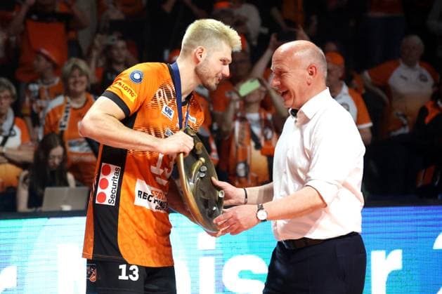 DEU, DVV, 1 VBL, BR Volleys vs Lueneburg, 03 05 2025, Max Schmeling Halle, Berlin, DEU, DVV, 1 VBL, BR Volleys vs Lueneburg, in the picture Mayor Wegner, Ruben Schott BR Volleys 13 , Meisterschale nordphotoxGmbHx xEngler nph00076