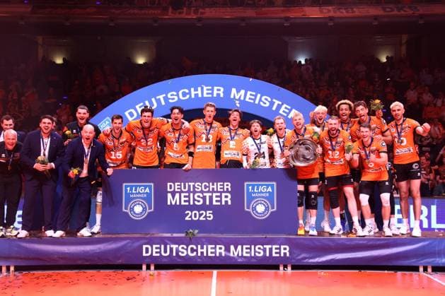 DEU, DVV, 1 VBL, BR Volleys vs Lueneburg, 03 05 2025, Max Schmeling Halle, Berlin, DEU, DVV, 1 VBL, BR Volleys vs Lueneburg, in the picture Ruben Schott BR Volleys 13 , championship trophy, BR Volleys players circle nordphotoxGmbHx xEngler nph00076