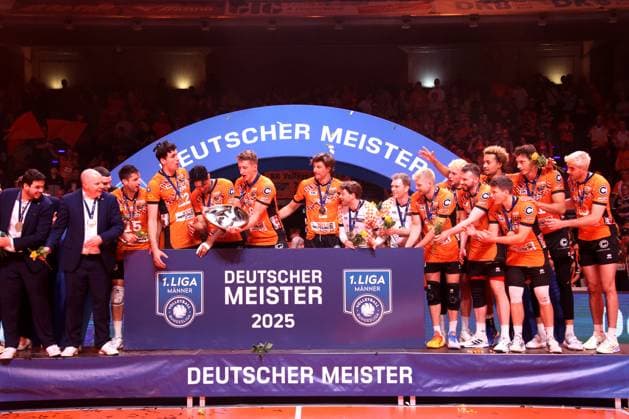 DEU, DVV, 1 VBL, BR Volleys vs Lueneburg, 03 05 2025, Max Schmeling Halle, Berlin, DEU, DVV, 1 VBL, BR Volleys vs Lueneburg, in the picture Ruben Schott BR Volleys 13 , championship trophy, BR Volleys players circle nordphotoxGmbHx xEngler nph00076