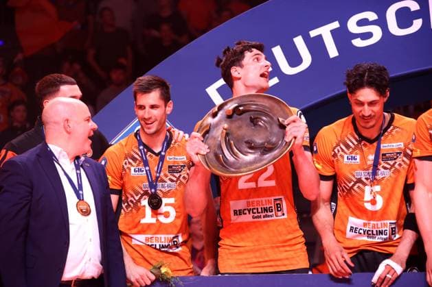 DEU, DVV, 1 VBL, BR Volleys vs Lueneburg, 03 05 2025, Max Schmeling Halle, Berlin, DEU, DVV, 1 VBL, BR Volleys vs Lueneburg, in the picture coach Joel Banks BR Volleys , Moritz Reichert BR Volleys 15 , Jake Hanes BR Volleys 22 , Nehemiah Mote BR Volleys 5 , championship trophy nordphotoxGmbHx xEngler nph00076