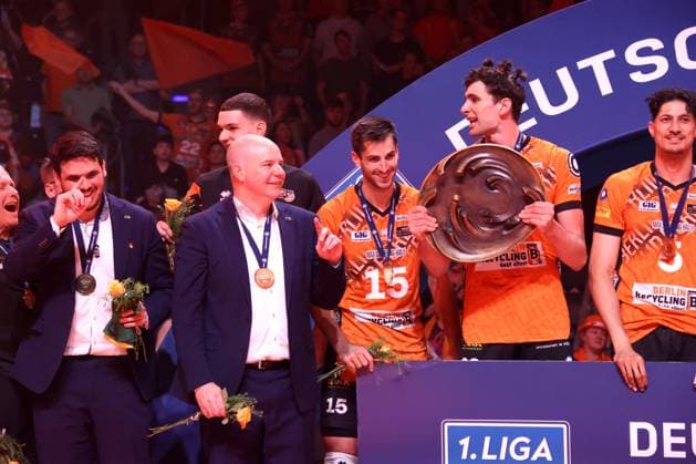 DEU, DVV, 1 VBL, BR Volleys vs Lueneburg, 03 05 2025, Max Schmeling Halle, Berlin, DEU, DVV, 1 VBL, BR Volleys vs Lueneburg, in the picture coach Joel Banks BR Volleys , co-coach Markus Steuerwald BR Volleys , Moritz Reichert BR Volleys 15 , Jake Hanes BR Volleys 22 , Nehemiah Mote BR Volleys 5 , championship trophy nordphotoxGmbHx xEngler nph00076