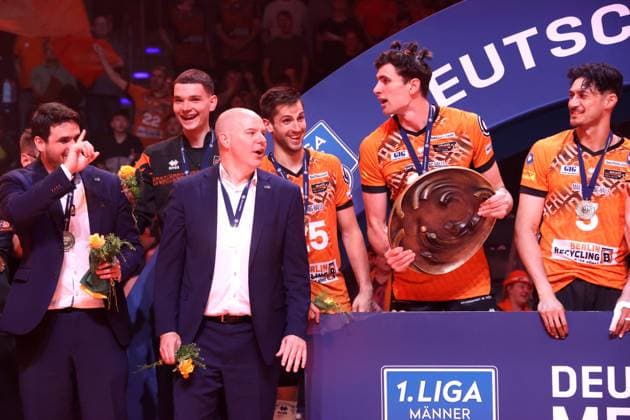 DEU, DVV, 1 VBL, BR Volleys vs Lueneburg, 03 05 2025, Max Schmeling Halle, Berlin, DEU, DVV, 1 VBL, BR Volleys vs Lueneburg, in the picture coach Joel Banks BR Volleys , co-coach Markus Steuerwald BR Volleys , Moritz Reichert BR Volleys 15 , Jake Hanes BR Volleys 22 , Nehemiah Mote BR Volleys 5 , championship trophy nordphotoxGmbHx xEngler nph00076