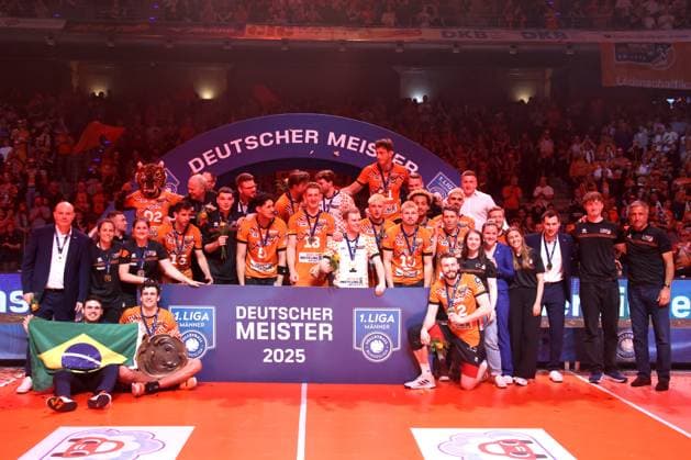 DEU, DVV, 1 VBL, BR Volleys vs Lueneburg, 03 05 2025, Max Schmeling Halle, Berlin, DEU, DVV, 1 VBL, BR Volleys vs Lueneburg, in the picture Jake Hanes BR Volleys 22 , coach Joel Banks BR Volleys , president Niromand BR Volleys , championship trophy, BR Volleys players circle nordphotoxGmbHx xEngler nph00076