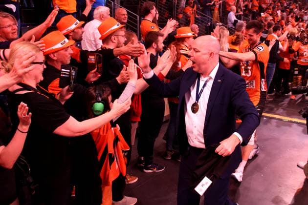 DEU, DVV, 1 VBL, BR Volleys vs Lueneburg, 03 05 2025, Max Schmeling Halle, Berlin, DEU, DVV, 1 VBL, BR Volleys vs Lueneburg, in the picture coach Joel Banks BR Volleys , Moritz Reichert BR Volleys 15 , BR Volleys fans nordphotoxGmbHx xEngler nph00076