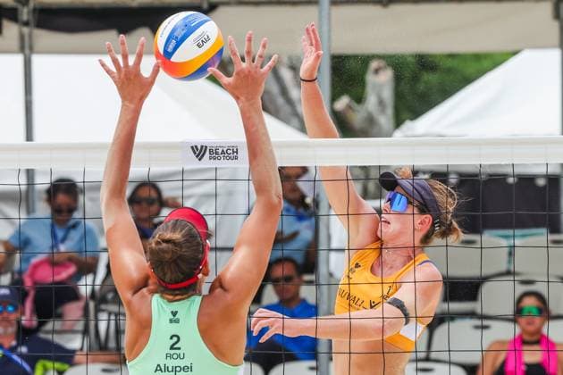 (250504) -- LAGUNA PROVINCE, May 4, 2025 -- Shaunna Marie Pollley (R) of New Zealand competes against Francesca Ioana Alupei of Romania during the women s semifinal match between Francesca Ioana Alupei Beata Vaida of Romania and Olivia Macdonald Shaunna Marie Polley of New Zealand at the Volleyball World Beach Pro Tour Futures in Laguna Province, the Philippines, May 4, 2025. ) (SP)PHILIPPINES-LAGUNA PROVINCE-VOLLEYBALL WORLD BEACH PRO TOUR FUTURES ROUELLExUMALI 