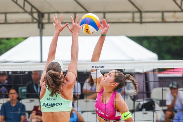 (250504) -- LAGUNA PROVINCE, May 4, 2025 -- Gerda Grundzinskaite (R) of Lithuania competes against Francesca Ioana Alupei of Romania during the women s 3rd place match between Francesca Ioana Alupei Beata Vaida of Romania and Gerda Grunzinskaite Ieva Dumbauskaite of Lithuania at the Volleyball World Beach Pro Tour Futures in Laguna Province, the Philippines, May 4, 2025. ) (SP)PHILIPPINES-LAGUNA PROVINCE-VOLLEYBALL WORLD BEACH PRO TOUR FUTURES ROUELLExUMALI 