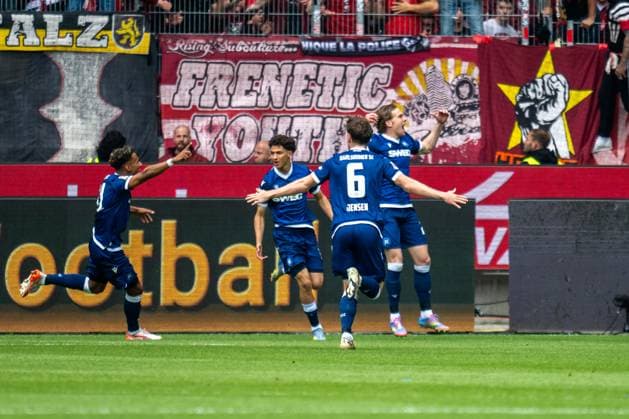 2 Bundesliga Karlsruher SC 1 FC Kaiserslautern 04 05 2025 Cheering after the 1 0 goal by Louey Ben Farhat Karlsruher SC, 19 2 Bundesliga Karlsruher SC 1 FC Kaiserslautern, 04 05 2025 at BBBank Wildpark Stadion, Karlsruhe DFL REGULATIONS PROHIBIT ANY USE OF PHOTOGRAPHS AS IMAGE SEQUENCES AND OR QUASI VIDEO Copyright: xBEAUTIFULxSPORTS Gelhardtx