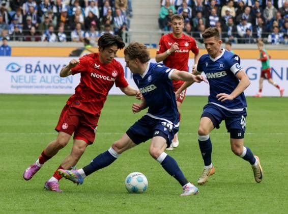 04 05 2025, xhettx, Soccer 2 Bundesliga, Karlsruher SC 1 FC Kaiserslautern v l Daisuke Yokota 1 FC Kaiserslautern, 41 remains to David Herold Karlsruhe SC, 20 hang DFL DFB REGULATIONS PROHIBIT ANY USE OF PHOTOGRAPHS as IMAGE SEQUENCES and or QUASI VIDEO