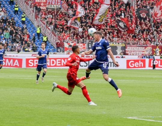 04 05 2025, xhettx, Fußball 2 Bundesliga, Karlsruher SC 1 FC Kaiserslautern v l Nicolai Rapp Karlsruhe SC, 17 per Kopf vor Kenny Prince Redondo 1 FC Kaiserslautern, 11 DFL DFB REGULATIONS PROHIBIT ANY USE OF PHOTOGRAPHS as IMAGE SEQUENCES and or QUASI VIDEO