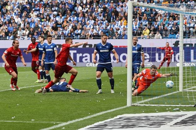 04 05 2025, Football, Men, 2 Bundesliga, Season 2024 2025, Karlsruher SC 1 FC Kaiserslautern, Goal kick to 1 1, Goalscorer Jan Elvedi 1 FC Kaiserslautern Karlsruhe BBBank Wildpark Baden Württemberg Germany EN Copyright: xSebastianxBachx