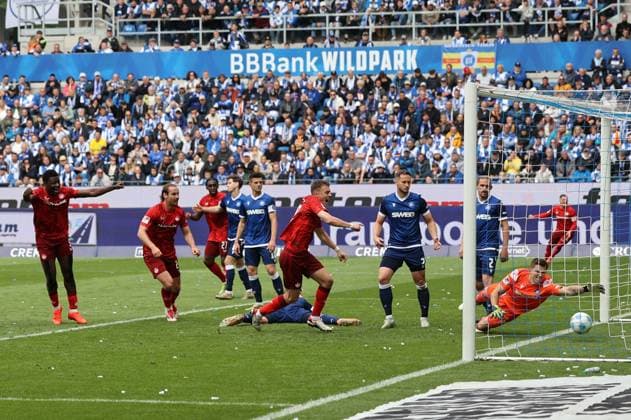 04 05 2025, Football, Men, 2 Bundesliga, Season 2024 2025, Karlsruher SC 1 FC Kaiserslautern, Goal kick to 1 1, Goalscorer Jan Elvedi 1 FC Kaiserslautern Karlsruhe BBBank Wildpark Baden Württemberg Germany EN Copyright: xSebastianxBachx