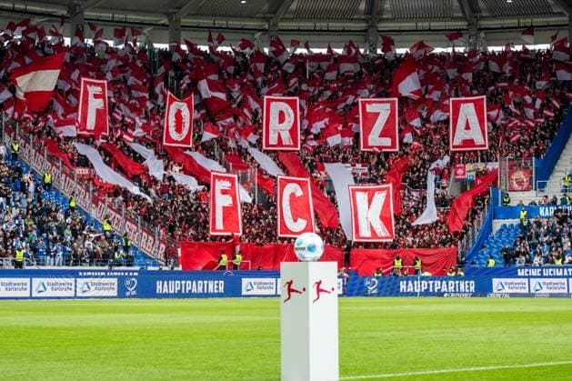 2 Bundesliga Karlsruher SC 1 FC Kaiserslautern 04 05 2025 Choreography, Choreo of the fans from Lautern before the match 2 Bundesliga Karlsruher SC 1 FC Kaiserslautern, 04 05 2025 at BBBank Wildpark Stadion, Karlsruhe DFL REGULATIONS PROHIBIT ANY USE OF PHOTOGRAPHS AS IMAGE SEQUENCES AND OR QUASI VIDEO Copyright: xBEAUTIFULxSPORTS Gelhardtx