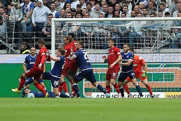 04 05 2025, xrekx, Soccer 2 Bundesliga, Karlsruher SC 1 FC Kaiserslautern v l Goal kick to 1 1 by Jan Elvedi 1 FC Kaiserslautern DFL DFB REGULATIONS PROHIBIT ANY USE OF PHOTOGRAPHS as IMAGE SEQUENCES and or QUASI VIDEO Karlsruhe